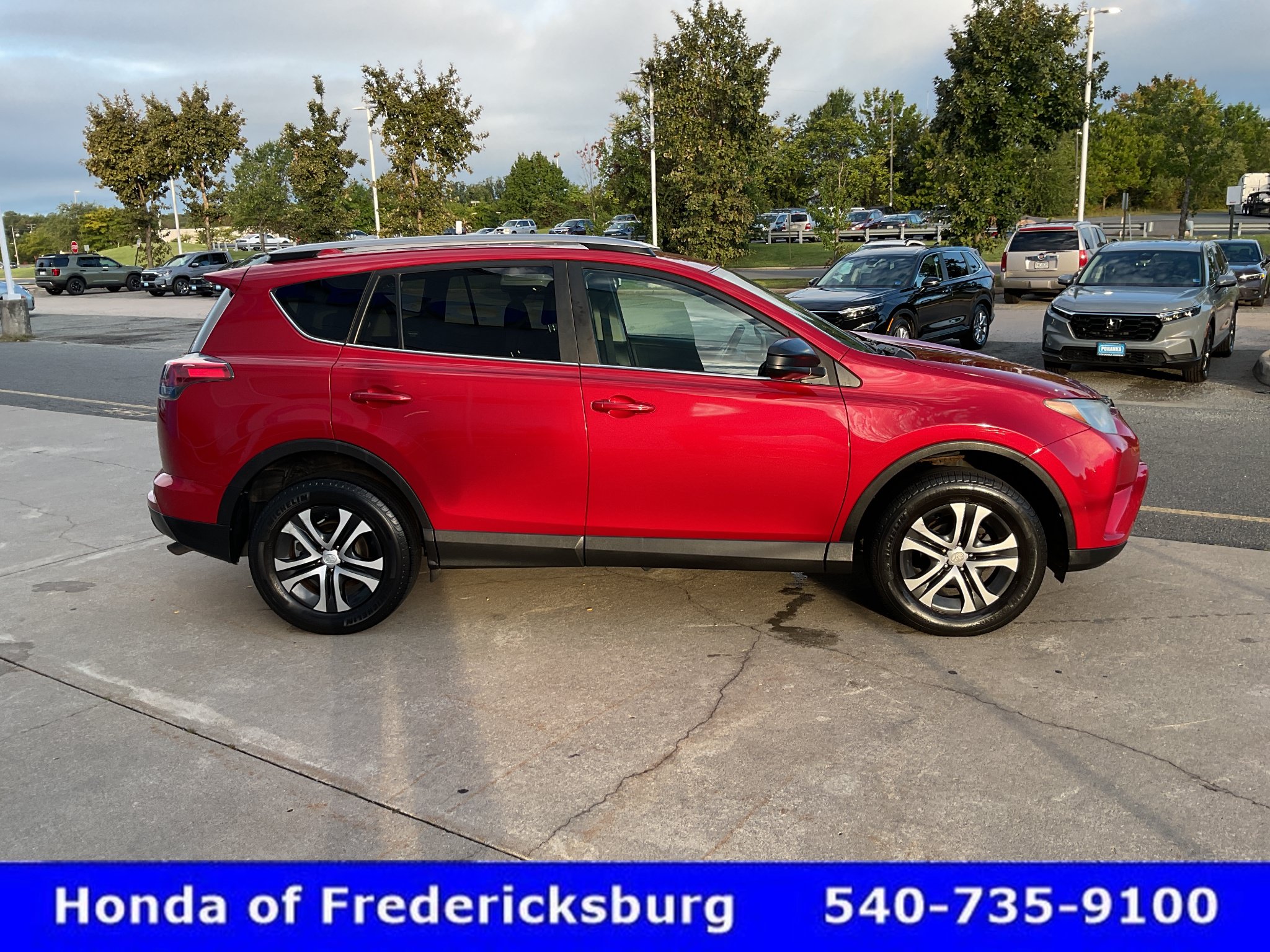 Used 2017 Toyota RAV4 LE AWD/4WD image 7