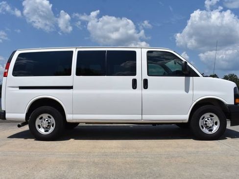 Used 2024 Chevrolet Express 3500 LS RWD image 3