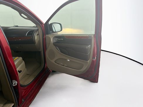 Used 2015 Chrysler Town & Country Touring-L w/ Driver Convenience Group FWD image 33