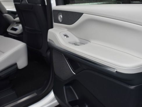 New 2025 Lincoln Navigator L Reserve image 16