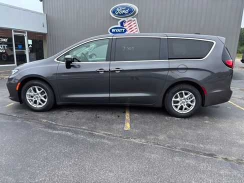 Used 2023 Chrysler Pacifica Touring-L FWD image 9