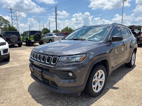 Used 2024 Jeep Compass Latitude w/ Convenience Group AWD/4WD image 4
