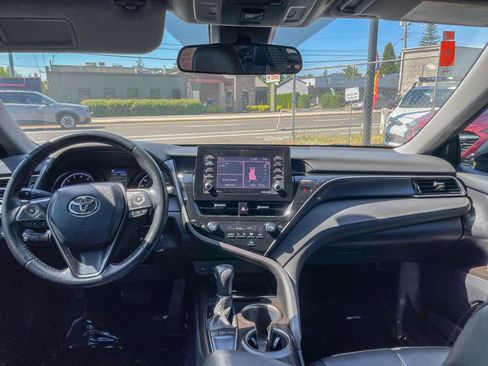 Used 2022 Toyota Camry SE FWD image 3
