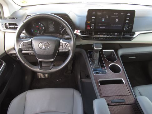 Used 2024 Toyota Sienna XLE image 18