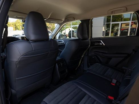 Used 2025 Mitsubishi Outlander SE image 22