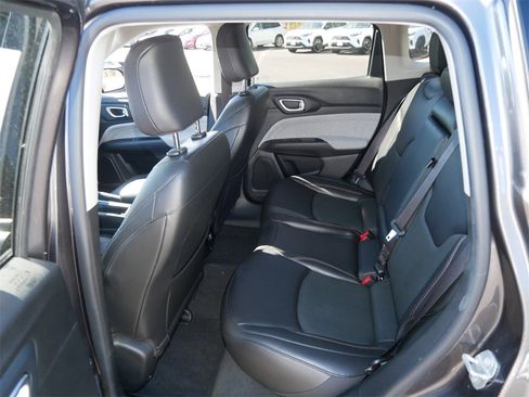 Used 2022 Jeep Compass Latitude image 11