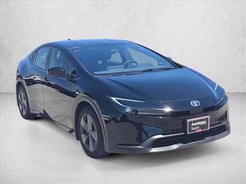 Used 2025 Toyota Prius LE FWD image 3