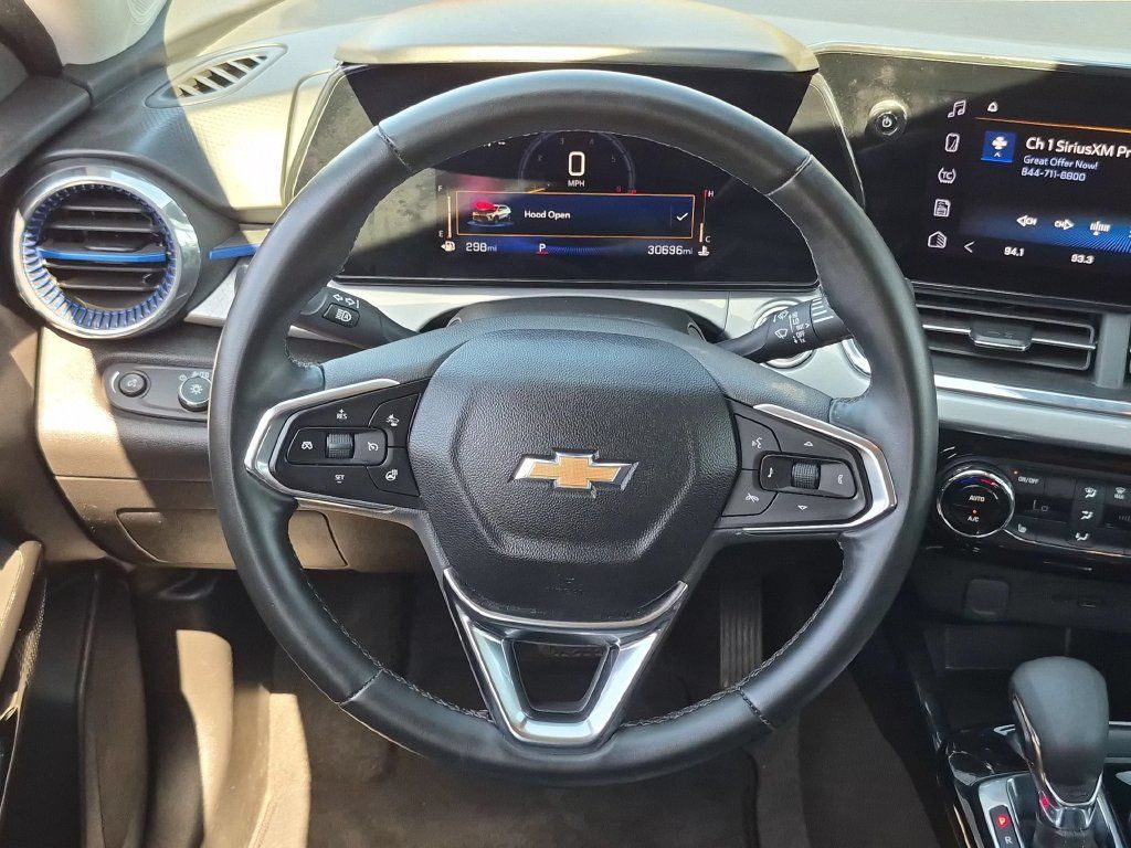 Used 2025 Chevrolet Trax LT w/ LT Convenience Package FWD image 19