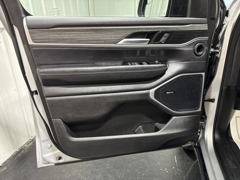 Used 2024 Jeep Wagoneer L Series II w/ Flexible Seating Group AWD/4WD image 23