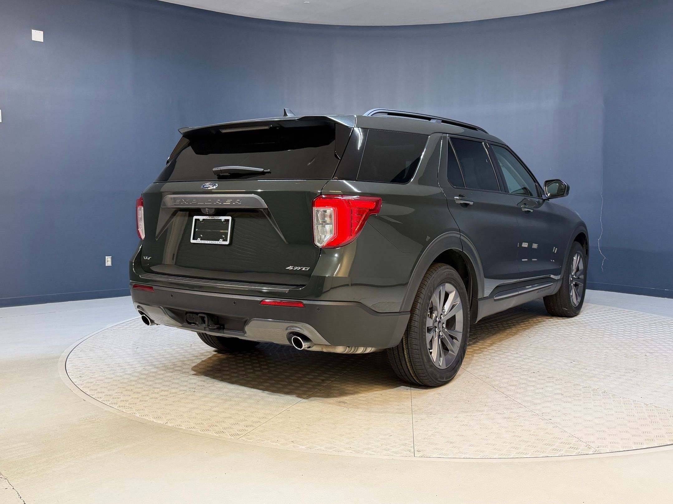 Used 2022 Ford Explorer XLT w/ Equipment Group 202A AWD/4WD image 9
