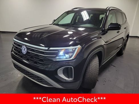 Used 2024 Volkswagen Atlas Peak Edition SE AWD/4WD image 4