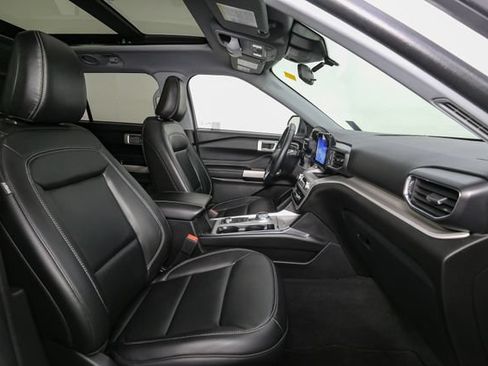 Used 2023 Ford Explorer XLT w/ Equipment Group 202A AWD/4WD image 17