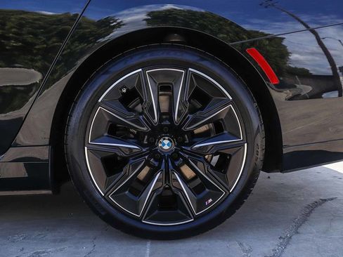 Used 2023 BMW i7 xDrive60 AWD/4WD image 12