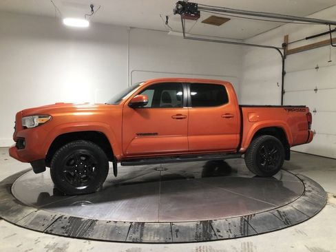 Used 2017 Toyota Tacoma TRD Sport w/ Tow Package (A/T) image 4
