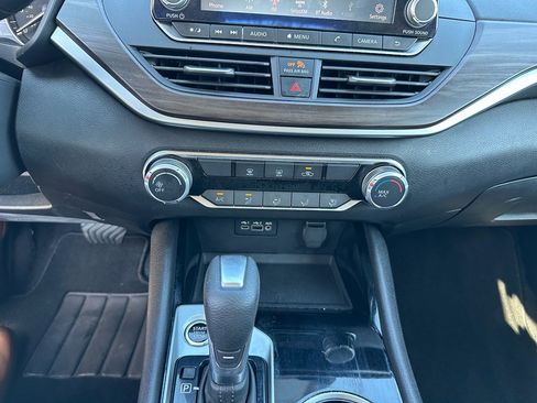 Used 2024 Nissan Altima 2.5 SV image 14