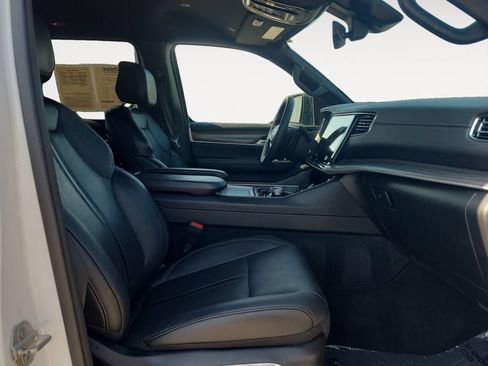 Used 2024 Jeep Wagoneer Series II w/ Flexible Seating Group RWD image 15