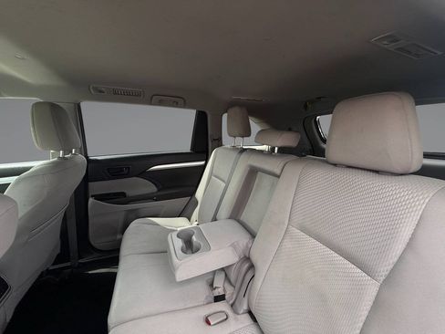 Used 2019 Toyota Highlander LE w/ Carpet Mat Package (TMS) AWD/4WD image 29