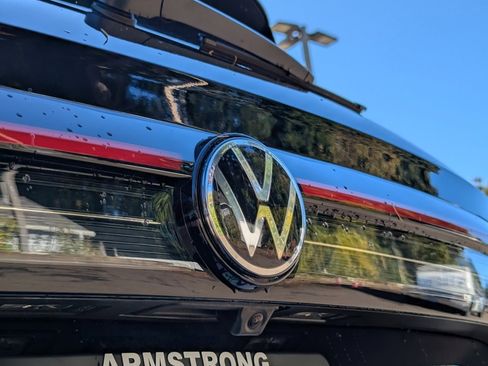 Used 2025 Volkswagen Taos SE w/ Panoramic Sunroof Package image 30