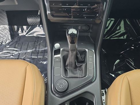 Used 2022 Volkswagen Tiguan SE AWD/4WD image 10