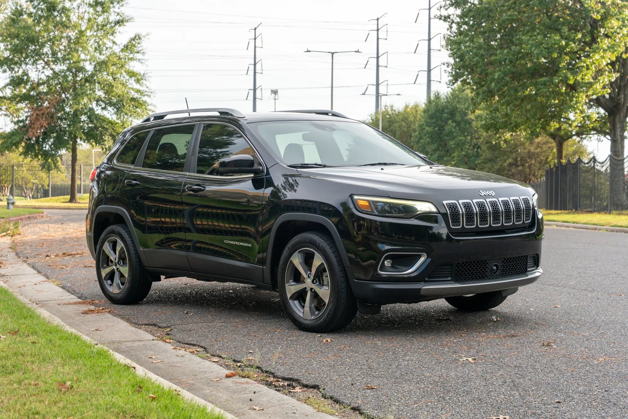Used 2019 Jeep Cherokee Limited w/ Technology Group AWD/4WD image 4