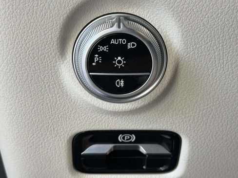 Certified 2022 Mercedes-Benz C 300 4MATIC Sedan image 21