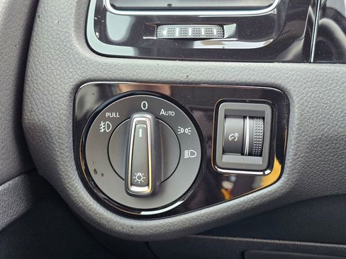 Used 2018 Volkswagen GTI SE w/ SE Leather Package image 33