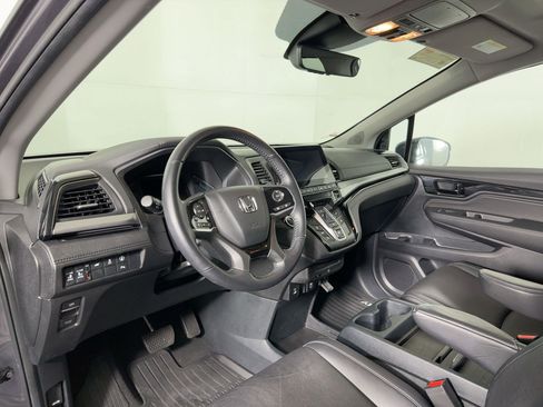 Used 2024 Honda Odyssey Touring image 3