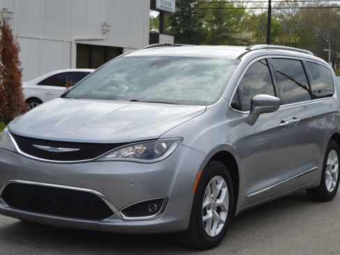 Used 2018 Chrysler Pacifica Touring-L w/ Advanced Safetytec Group image 1