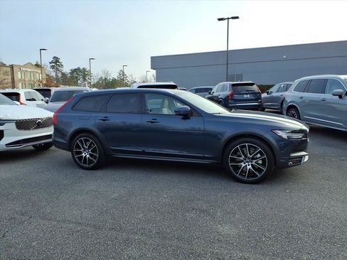 Used 2020 Volvo V90 T6 Cross Country image 2