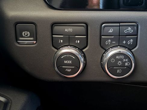 Used 2025 GMC Sierra 1500 SLT AWD/4WD image 24