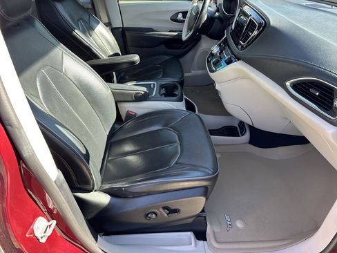 Used 2020 Chrysler Pacifica Limited image 13