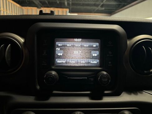 Used 2018 Jeep Wrangler Unlimited Sport S AWD/4WD image 14