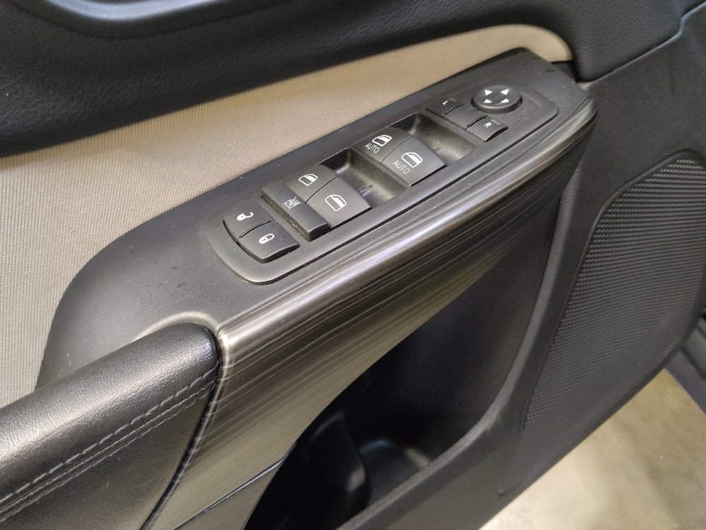 Used 2015 Jeep Cherokee Latitude w/ Cold Weather Group AWD/4WD image 27