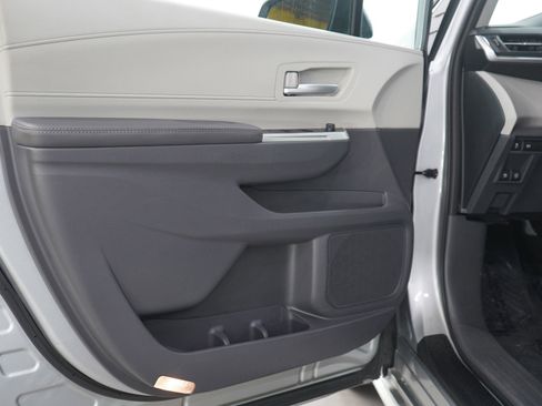Used 2022 Toyota Sienna XLE image 19