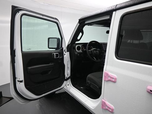 Used 2025 Jeep Wrangler Sport image 9