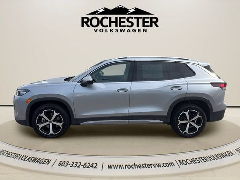 Used 2025 Volkswagen Tiguan SE w/ Panoramic Sunroof Package AWD/4WD image 3