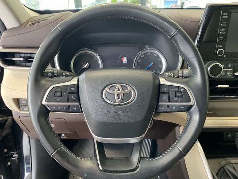 Used 2022 Toyota Highlander XLE AWD/4WD image 17