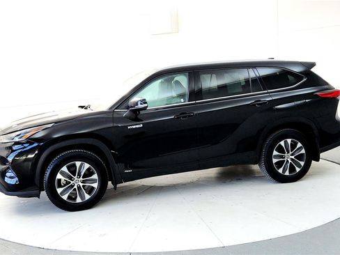 Certified 2021 Toyota Highlander XLE image 3