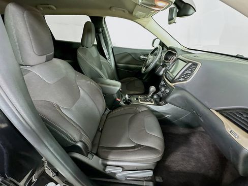 Used 2016 Jeep Cherokee Latitude w/ Cold Weather Group image 32