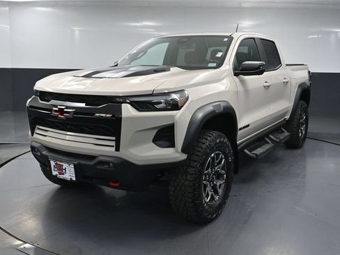 Used 2026 Chevrolet Colorado ZR2 w/ Technology Package AWD/4WD image 11