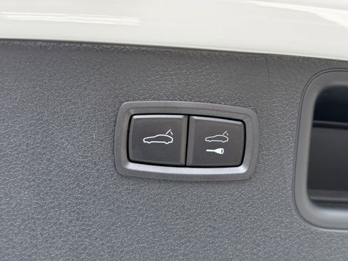 Certified 2025 Porsche Macan AWD/4WD image 15