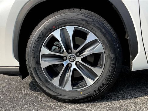 Used 2023 Toyota Highlander XLE FWD image 19