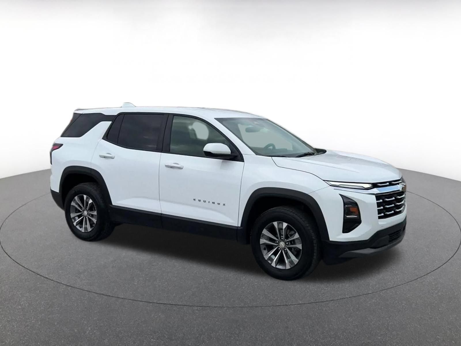 Used 2025 Chevrolet Equinox LT FWD image 2