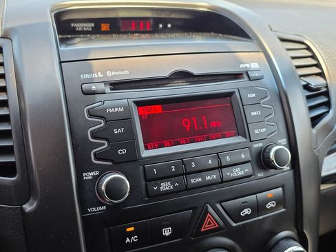 Used 2013 Kia Sorento LX w/ Third Row Pkg image 39