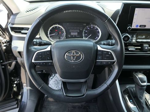 Used 2024 Toyota Highlander LE FWD image 14