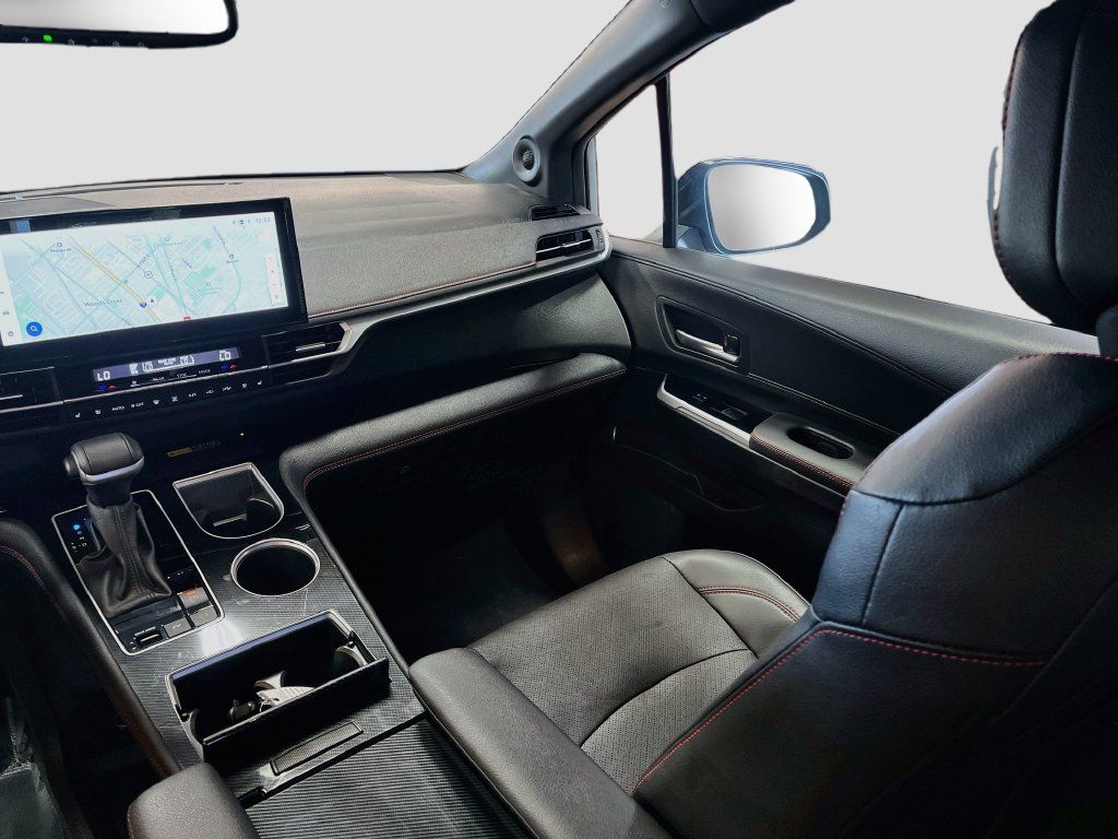 Used 2025 Toyota Sienna XSE w/ XSE Premium Package FWD image 25