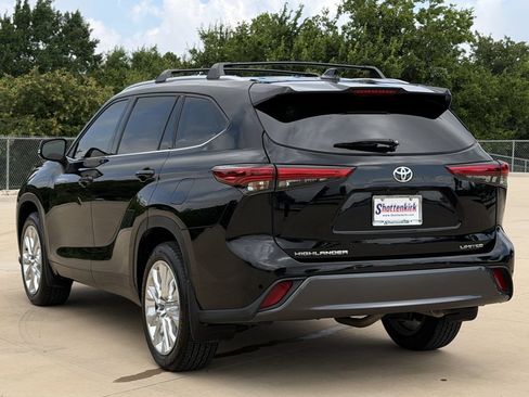 Used 2023 Toyota Highlander Limited FWD image 4