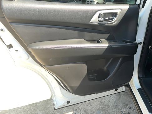 Used 2019 Nissan Pathfinder SV image 11