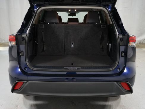 Used 2023 Toyota Highlander LE FWD image 36