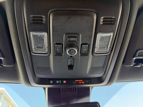 Used 2025 GMC Yukon XL Denali AWD/4WD image 18